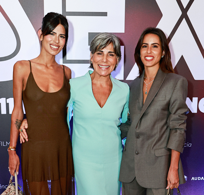 Glória Pires recebe as filhas Anttónia e Ana Morais na pré-estreia do longa <i>Sexa</i>