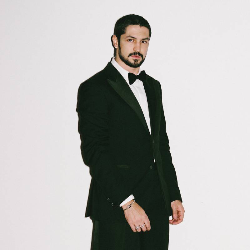 Gabriel Leone usa mais de 400 mil reais em joias para <i>Men of the Year 2025</i>