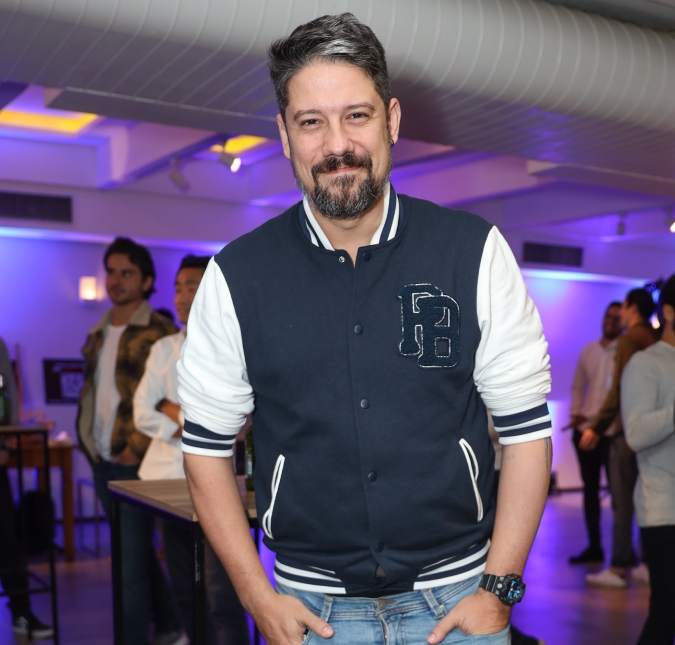 Phelipe Diani mostra estragos no carro após roubo de celular em São Paulo: <i>Está cheio de estilhaço</i>