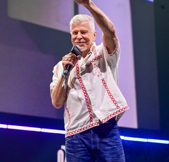 Miguel Falabella apresenta novo filme na <i>CCXP25</i> e se emociona ao relembrar Marília Pêra