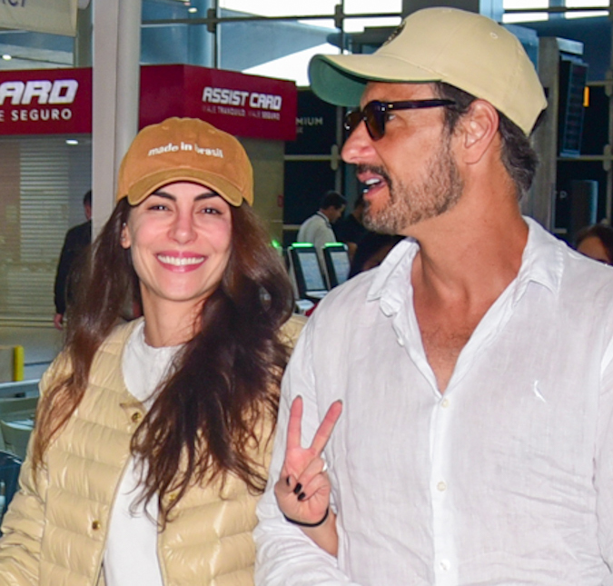 Sorridentes, Mel Fronckowiak e Rodrigo Santoro embarcam no aeroporto de Guarulhos