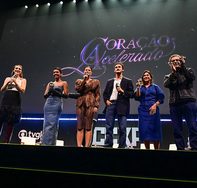 Isadora Cruz e Gabz cantam música da novela <I>Coração Acelerado</i> na <i>CCXP</i>