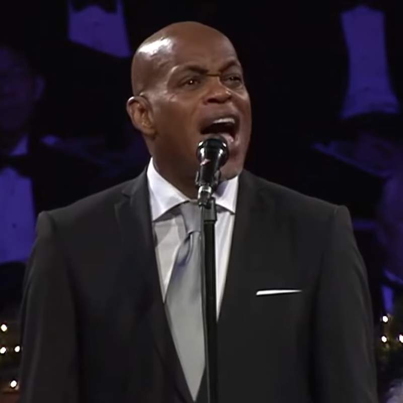 Cantor indicado ao <i>Grammy</i> é encontrado morto a facadas e filho é principal suspeito do crime. Veja os famosos que nos deixaram em 2025