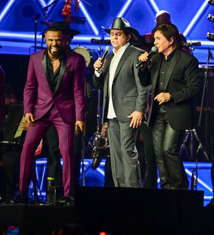 Chitãozinho e Xororó sobem aos palcos pela primeira vez após morte do irmão: <i>- Está lá no céu orgulhoso</i>