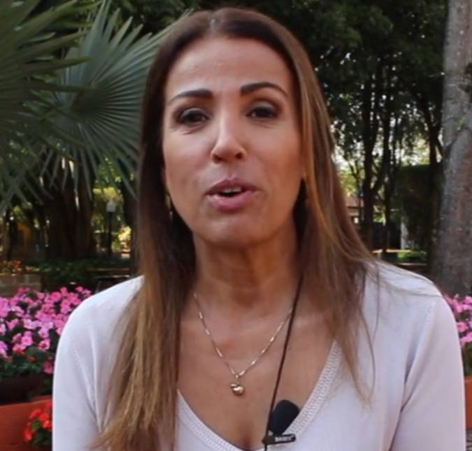 Jornalista Ananda Apple sofre queda de escada e precisa imobilizar o pé: <i>Assim que der, eu volto</i>