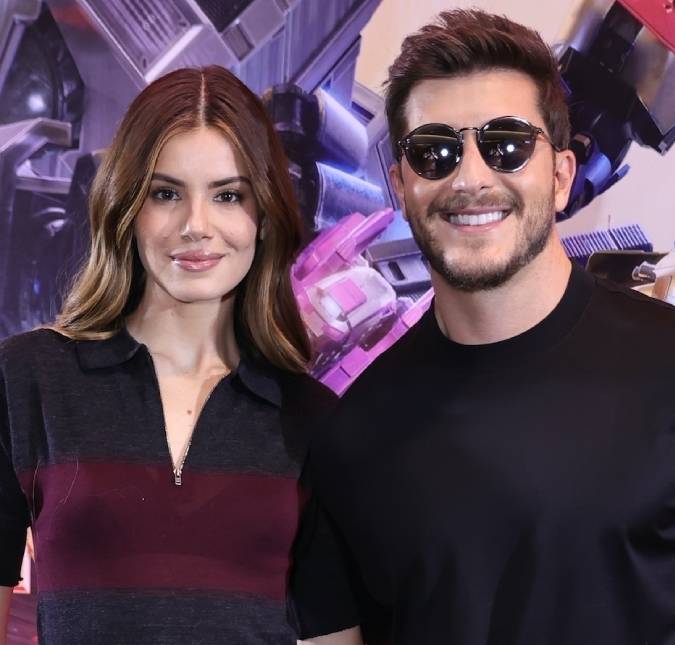 Camila Queiroz e Klebber Toledo compartilham nascimento da primeira filha e revelam nome: <i>Clara</i>