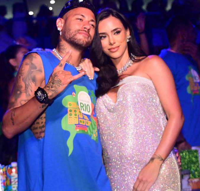 Neymar Jr. usa tática inusitada para não ser reconhecido em visita na <i>Times Square</i> com Bruna Biancardi; veja!