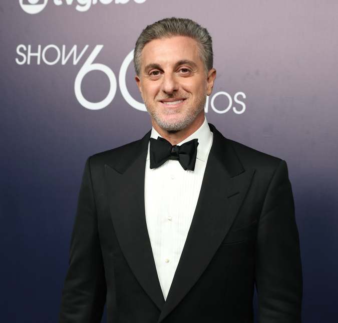 Luciano Huck viaja com filho e bebe iguaria inusitada com herdeiro: - <i>Leite de égua</i>