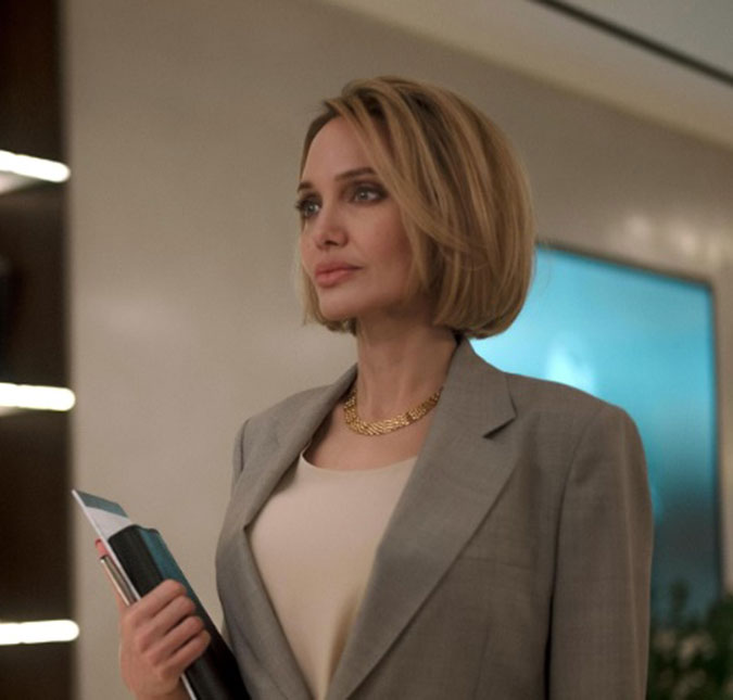 Angelina Jolie mostra cicatriz da mastectomia pela primeira vez: <i>Para incentivar</i>