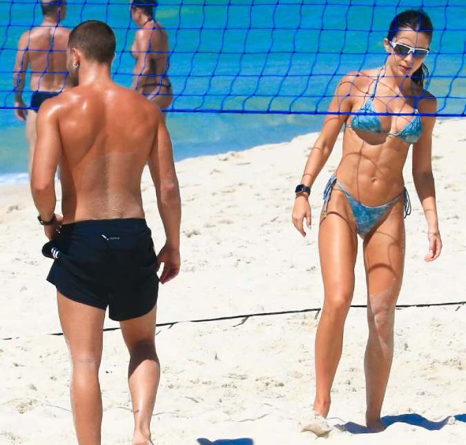 Jade Picon curte futevôlei na Barra da Tijuca com André Lamoglia