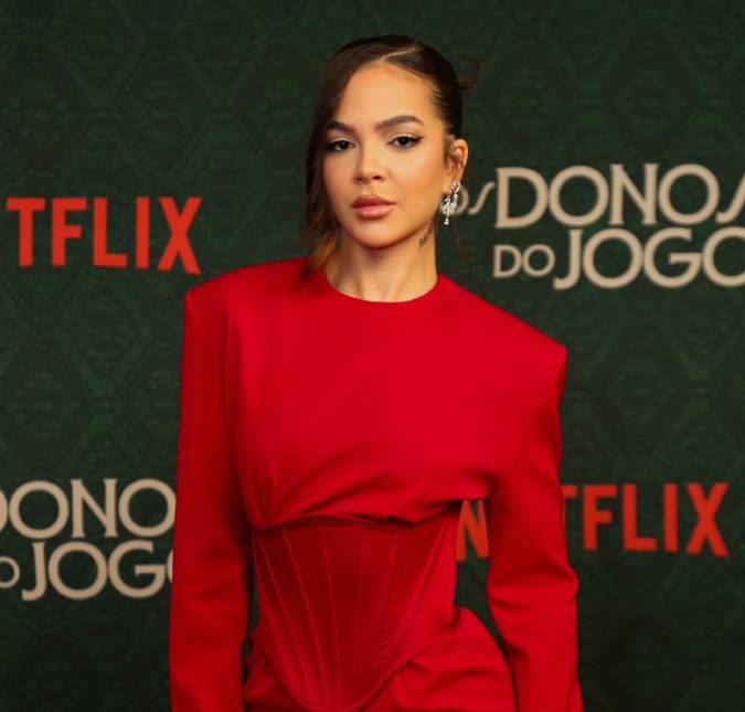 Mel Maia entra no ringue para comemorar vitória de namorado com beijinho