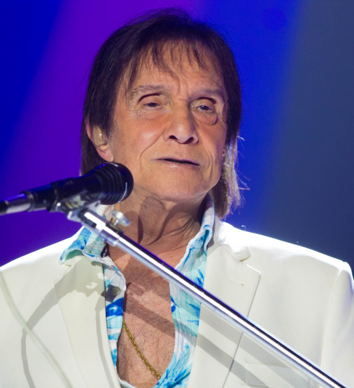 Após acidente em gravação de especial da </i>Globo</i>, Roberto Carlos volta aos <i>shows</i>