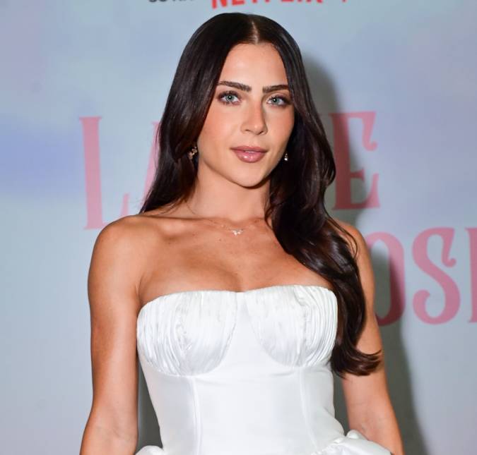 Jade Picon arrasa com <i>look</i> inspirado em <i>Emily em Paris</i> em evento da série