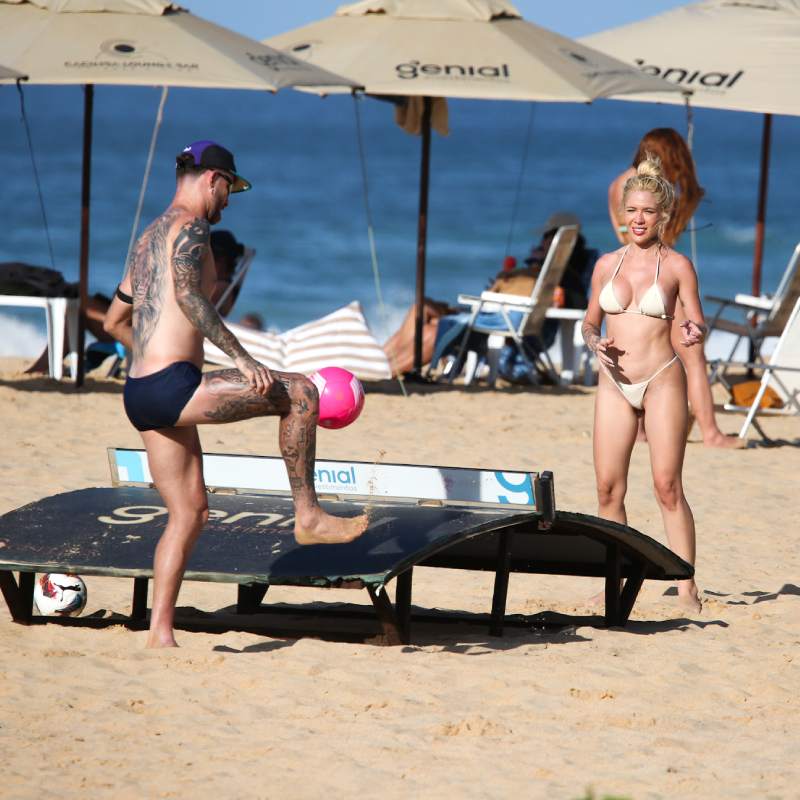 Após reconciliação, Karoline Lima curte praia com Léo Pereira em Fernando de Noronha