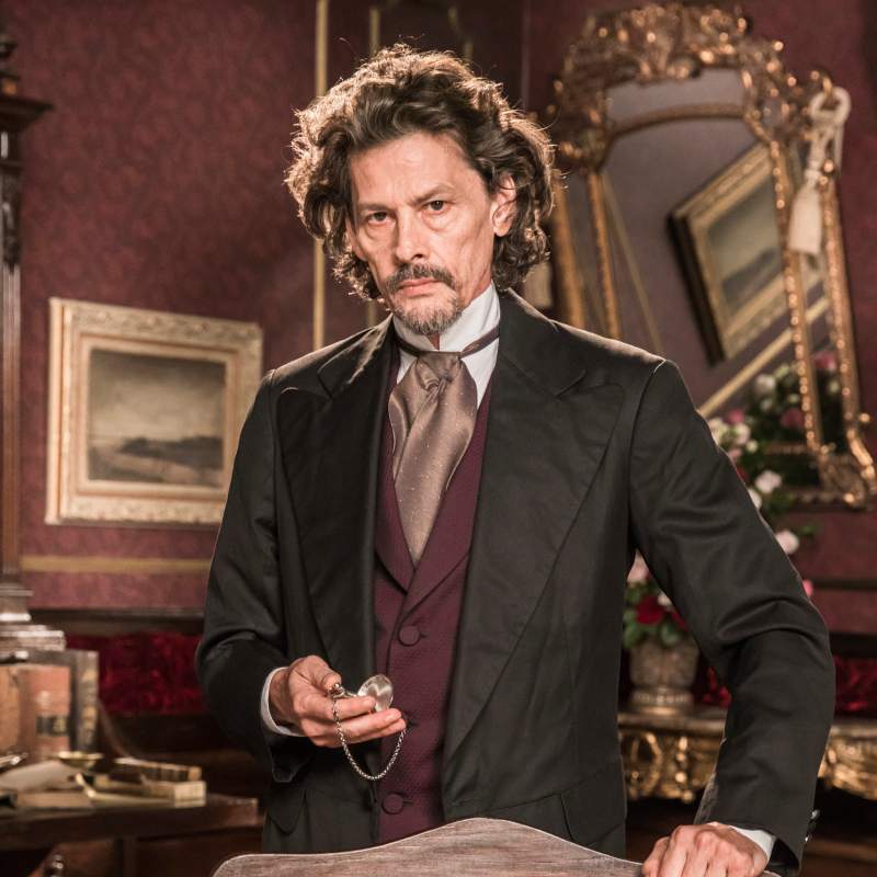 Thierry Tremouroux, ator de <i>Nos Tempos do Imperador</i>, morre aos 65 anos de idade. Veja quem são os famosos que nos deixaram em 2025