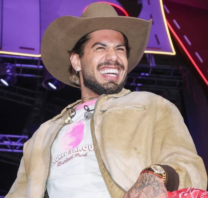 Zé Felipe surge ao lado de loira durante festa de pós-<i>Réveillon</i> e afirma: <i>Sobrevivemos!</i>