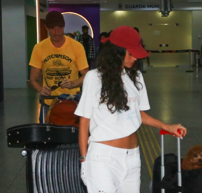 Discretos, Bruna Marquezine e Shawn Mendes desembarcam juntos em aeroporto do Rio de Janeiro