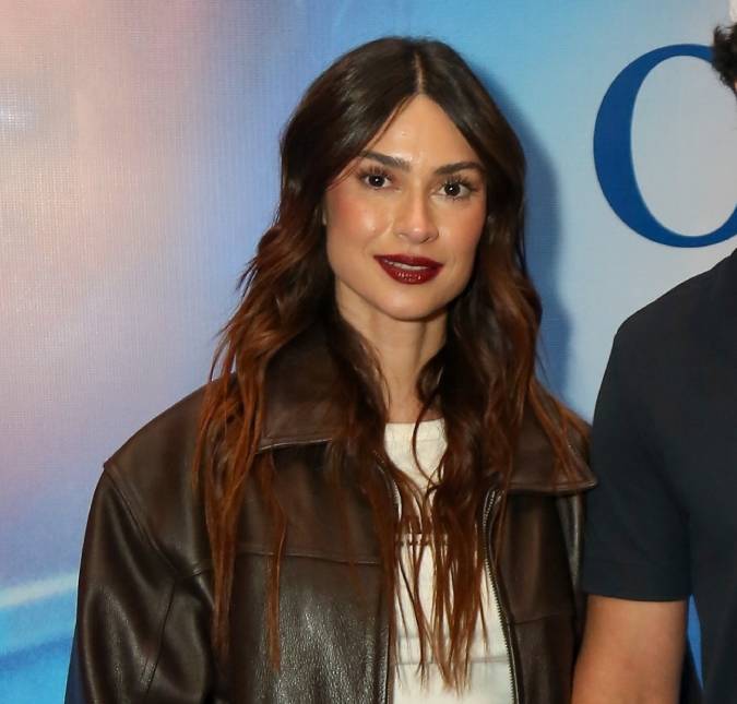 Thaila Ayala posa de biquíni em formato de estrela e celebra dias de descanso