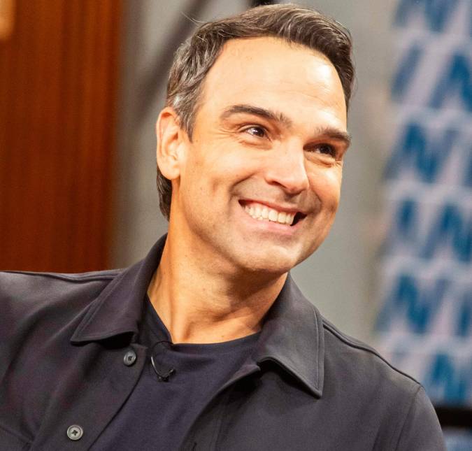 Falta pouco! Tadeu Schmidt visita pela primeira vez a casa do <i>BBB26</i>: <i>Arrepiado</i>