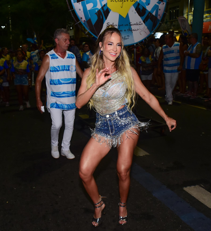 Gabi Martins cai no samba em ensaio da Vila Isabel