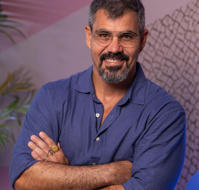 Juliano Cazarré fala sobre família e revela rotina com os seis filhos: <i>36 caixas de leite</i>