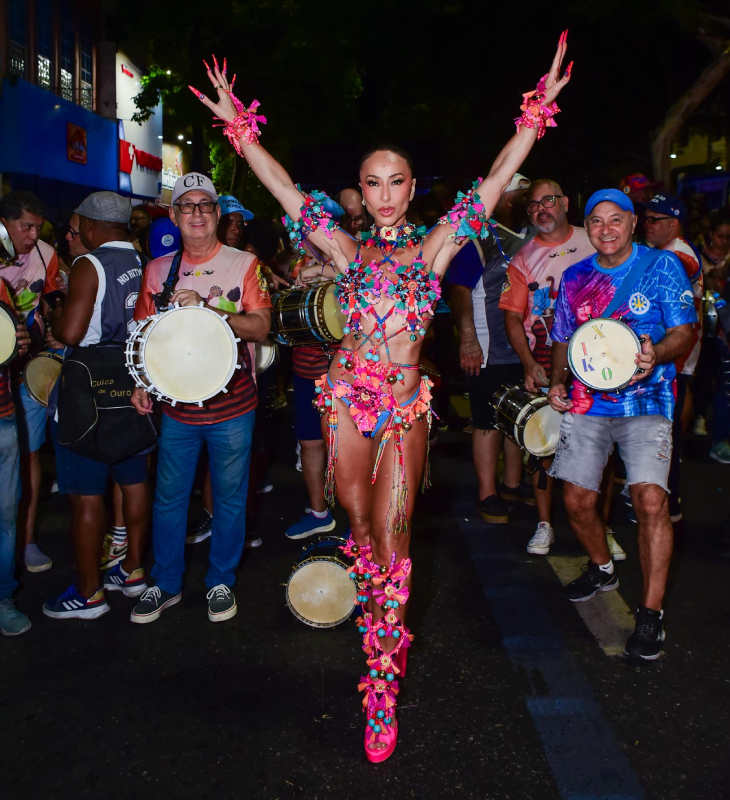 Sabrina Sato rouba a cena em primeiro ensaio de rua do ano na Vila Isabel