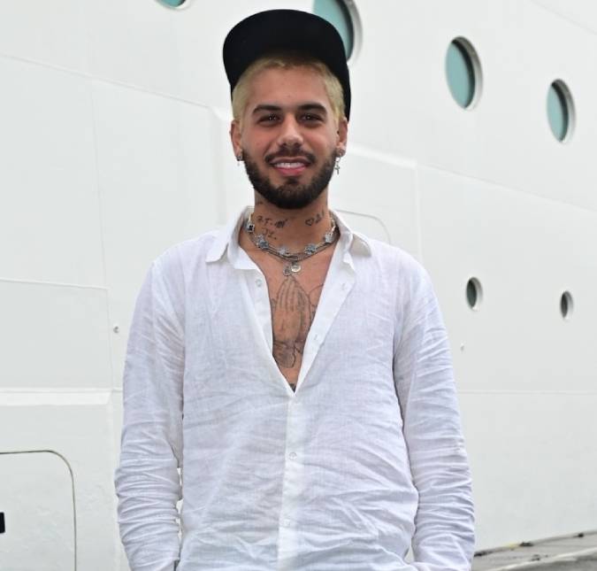 Zé Felipe mostra trecho de nova música e letra chama a atenção pelo ar de <i>sofrência</i>: <i>Você vive daí e eu sofro daqui</i>