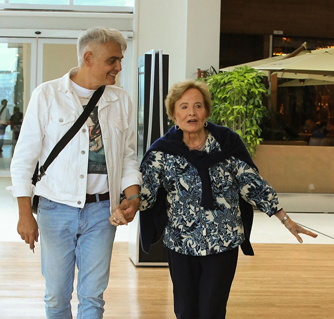 Glória Menezes surge sorridente em foto rara postada nas redes sociais