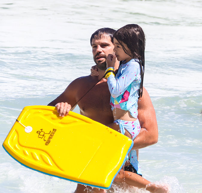 Duda Nagle curte momentos de diversão com a filha Zoe em praia do Rio de Janeiro