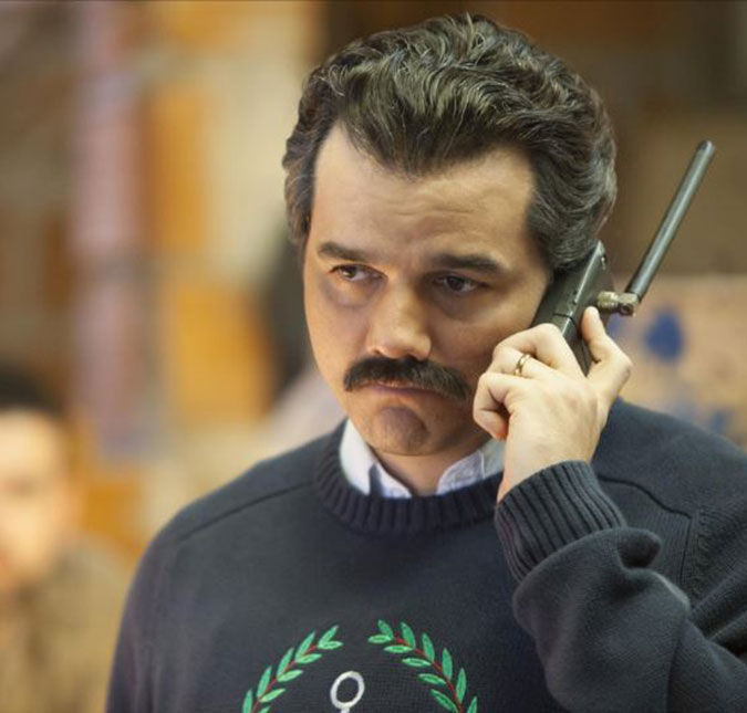 Wagner Moura esbanja elegância e simpatia no tapete vermelho do <i>Globo de Ouro</i>
