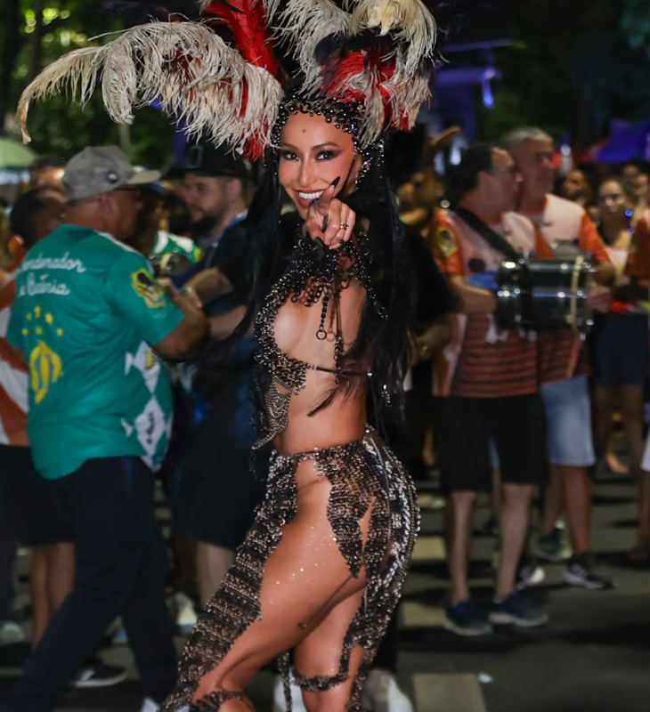 Sabrina Sato aposta em modelito decotado para ensaio da Vila Isabel