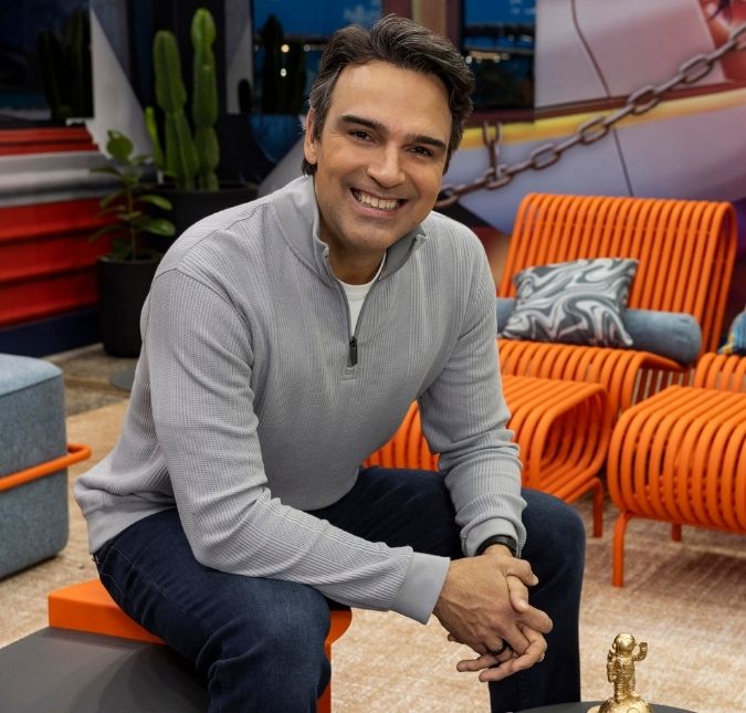 Com a saída de Henri Castelli do <i>BBB26</i>, Tadeu Schmidt anuncia vaga extra do Quarto Branco
