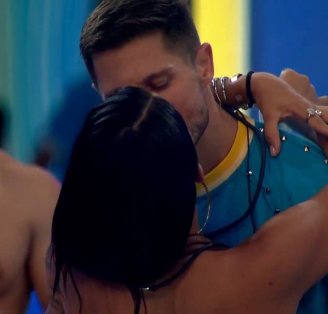 Primeira festa do <i>BBB26</i> tem <i>show</i> de Anitta, beijos e <i>brother</i> recebendo conselho... Veja o que rolou na madrugada do <i>reality</i>