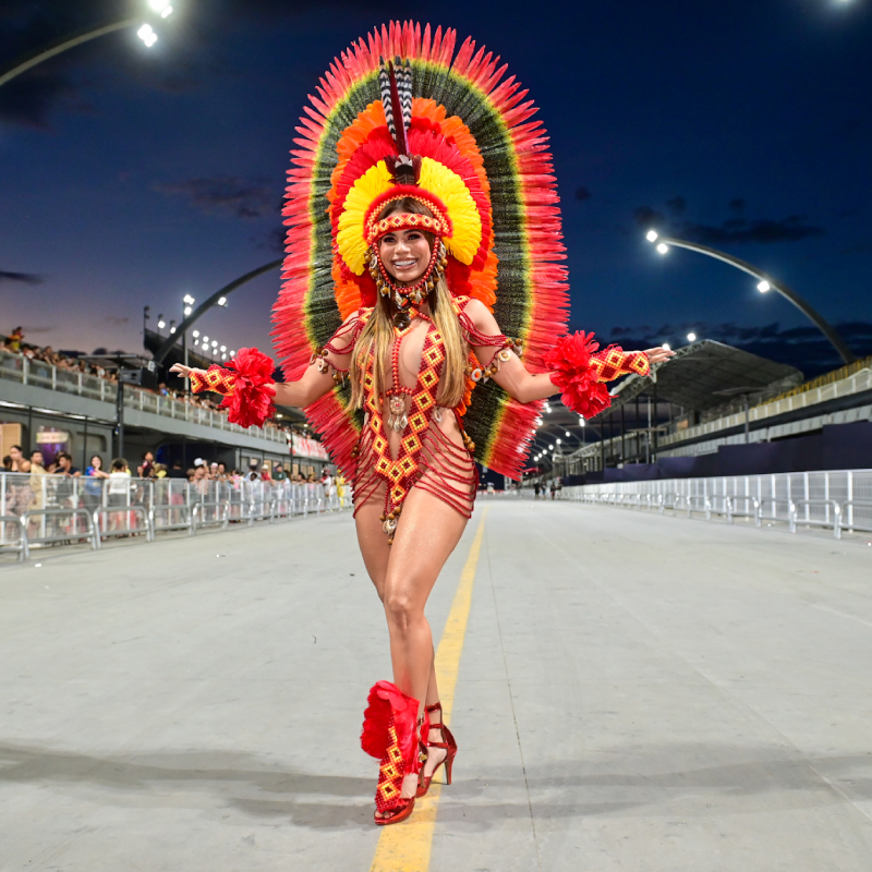 Lexa aposta em fantasia extravangante para seu primeiro ensaio técnico com a Dragões da Real