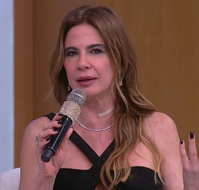 Luciana Gimenez chora ao falar sobre saída da <i>RedeTV!: - O SuperPop foi um marco na minha vida</i>