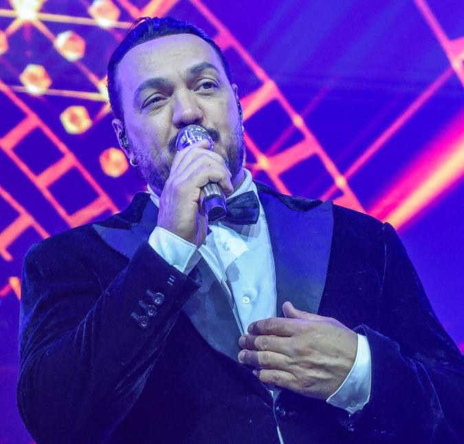 Olha a bronca! Belo é surpreendido com fãs gritando o nome de Viviane Araújo durante seu <i>show</i>