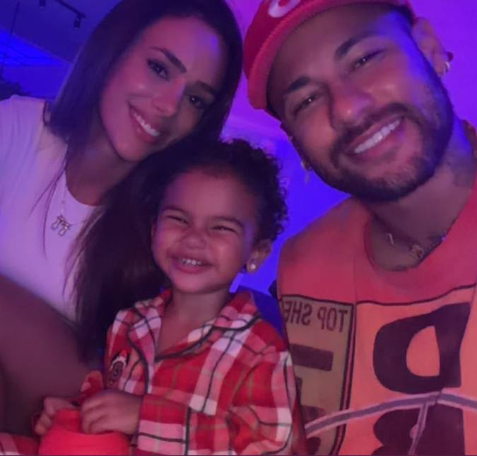 Diversão em família! Neymar Jr. e Bruna Biancardi fazem noite do pijama com Mavie e Mel
