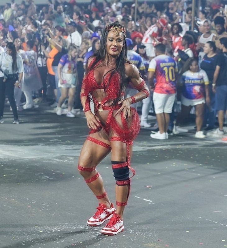 Gracyanne Barbosa samba de tênis em ensaio técnico na Marques de Sapucaí