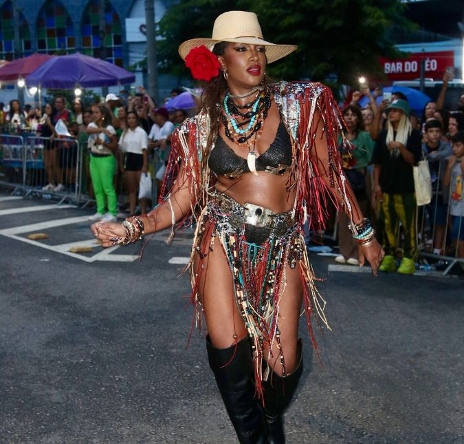 IZA usa visual inspirado em Ney Matogrosso para último ensaio de rua da Impetariz Leopoldinense