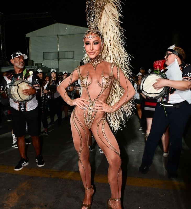 Sabrina Sato arranca suspiros com visual em ensaio técnico da Gaviões da Fiel