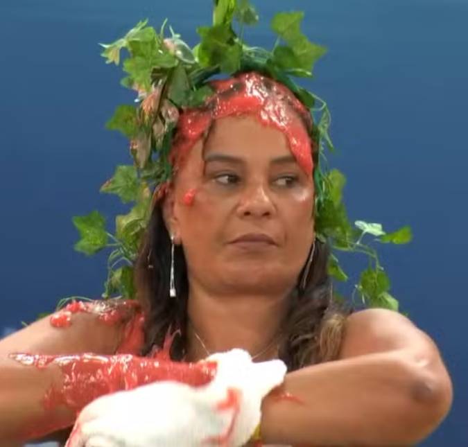 Após Sincerão, Solange Couto segue usando adereço de planta na cabeça e <i>web</i> reage