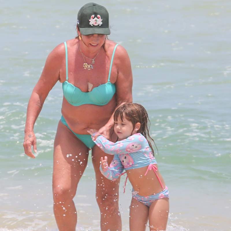Margareth Serrão, mãe de Virginia Fonseca, leva netos para curtir praia no Rio de Janeiro