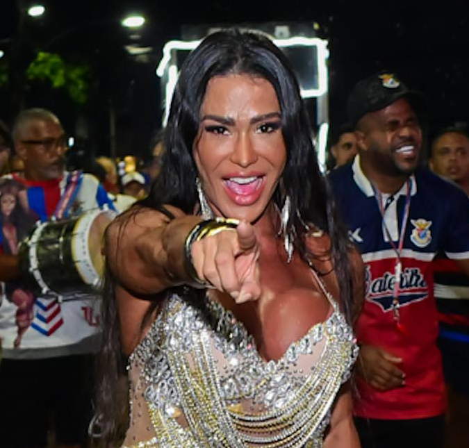 De tênis, Gracyanne Barbosa mostra samba no pé durante ensaio da União da Ilha