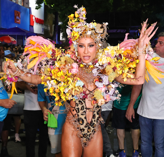 Sabrina Sato marca presença no último ensaio de rua da Vila Isabel