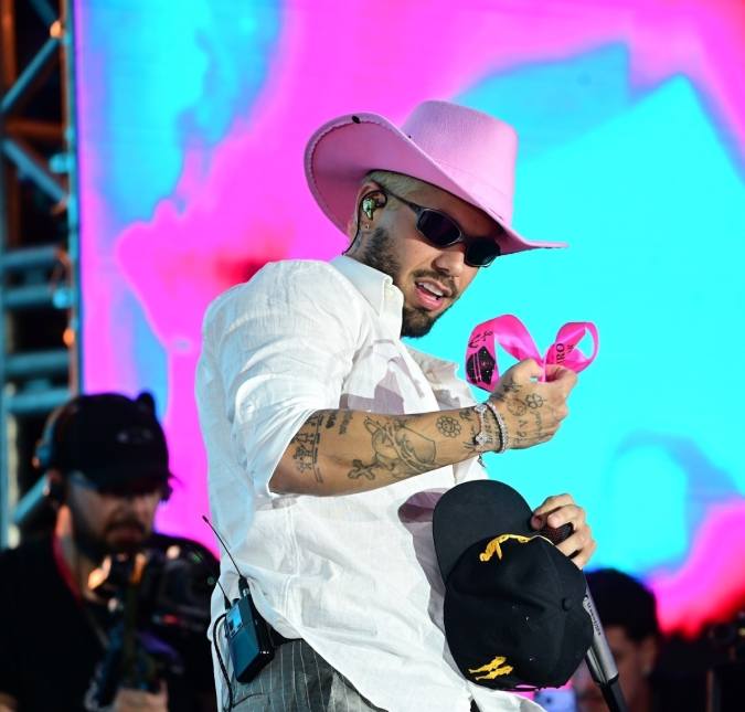 Zé Felipe joga celular de influenciadora no mar após começar a ser filmado