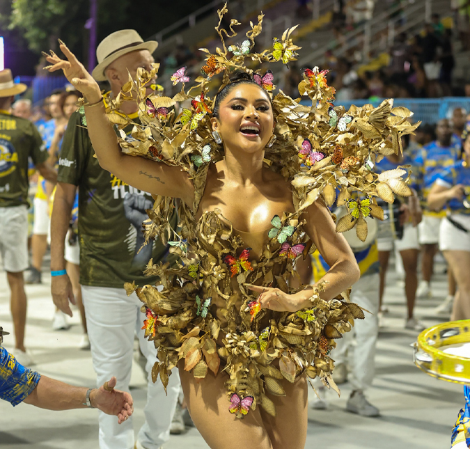 Mileide Mihaile usa fantasia reciclada com folhas de livros para ensaio técnico