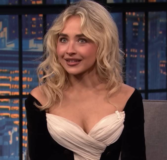 Ela chegou! Sabrina Carpenter posa no tapete vermelho do <i>Grammy 2026</i>