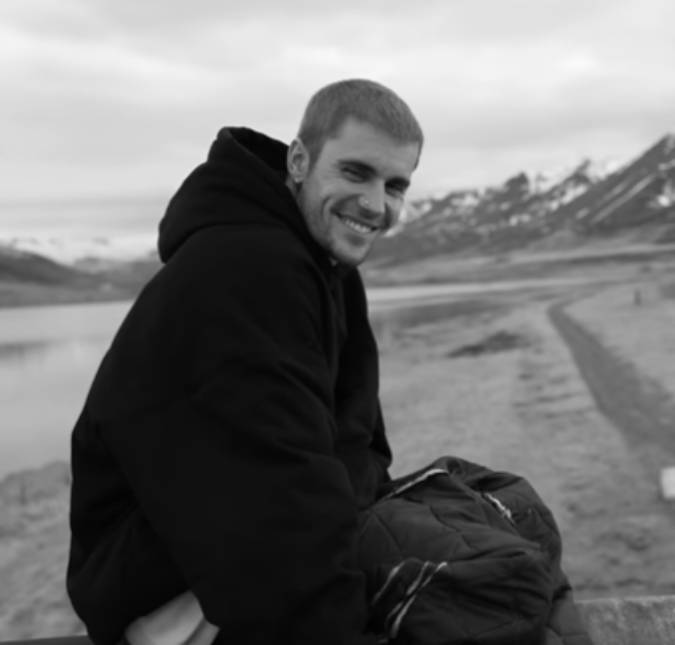 Justin Bieber choca ao se apresentar de samba-canção no <i>Grammy Awards 2026</i>! Entenda as polêmicas envolvendo o cantor