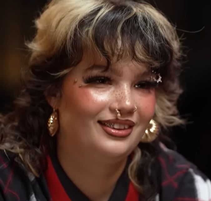 Lola Young se emociona ao vencer o primeiro <i>Grammy</i> da carreira