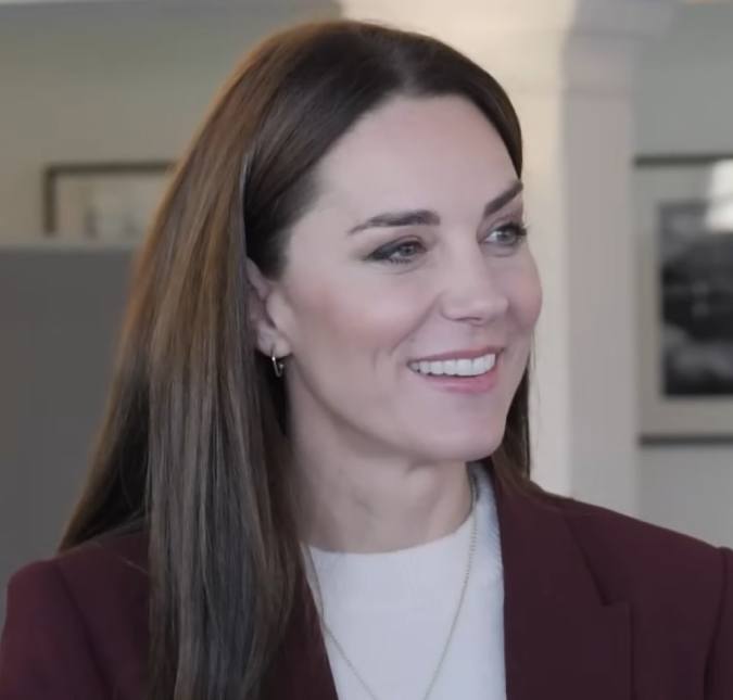 Kate Middleton muda rota e visita brechó durante viagem ao País de Gales